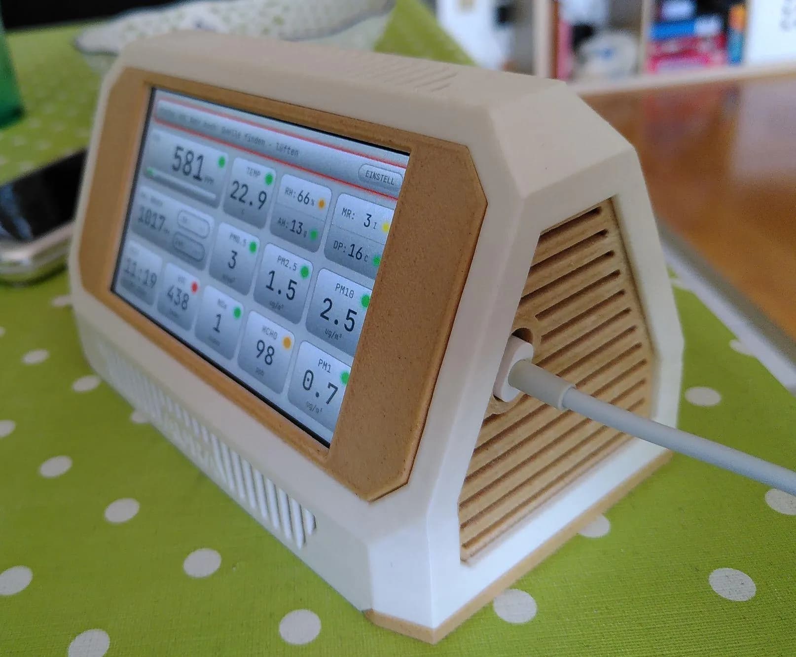 MakerWorld user_1806575378’s Aura AQ with a mustard-coloured frame and customised screen — Photo 1 of 3