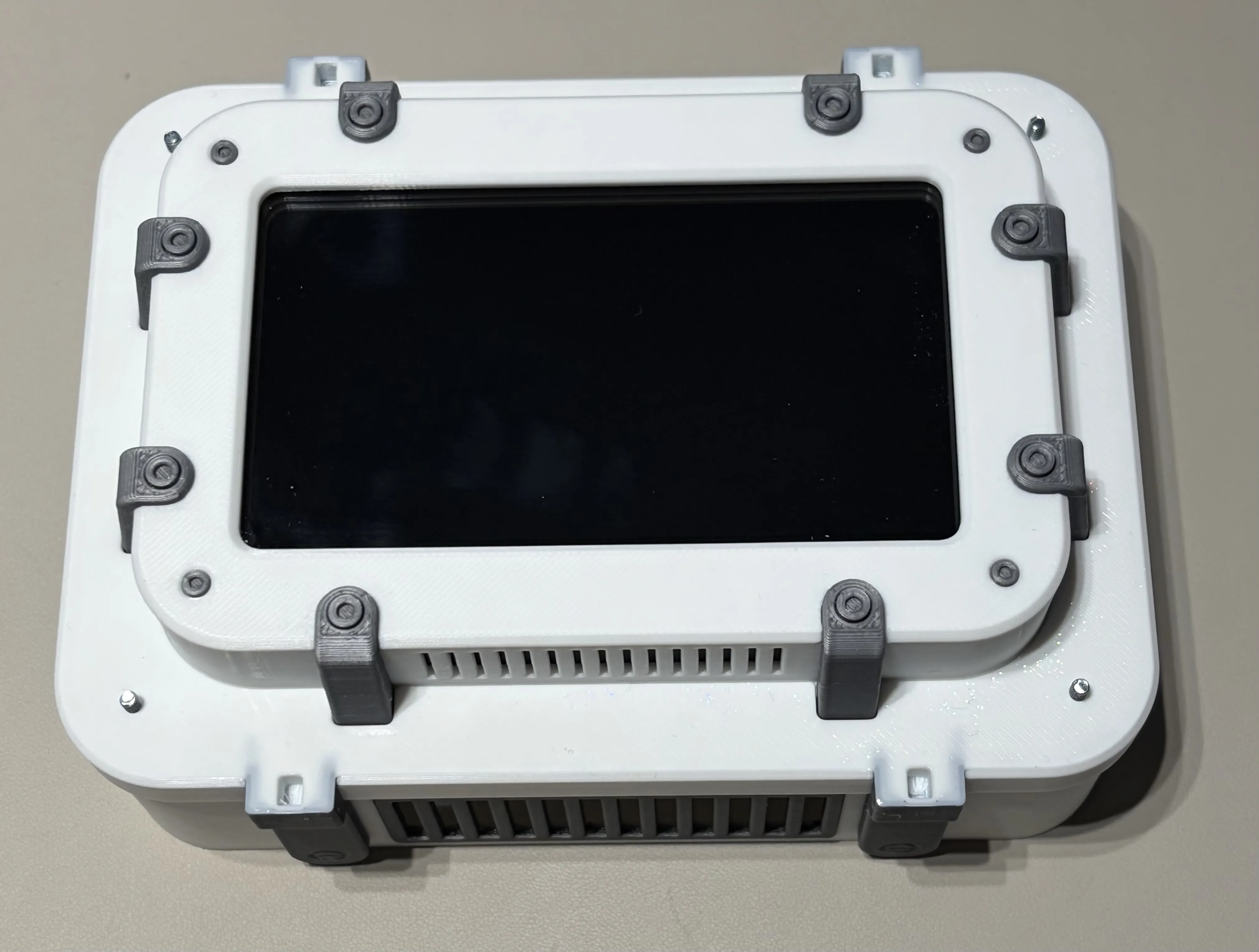 Hitm357’s white and space-grey Industrial Aura AQ enclosure