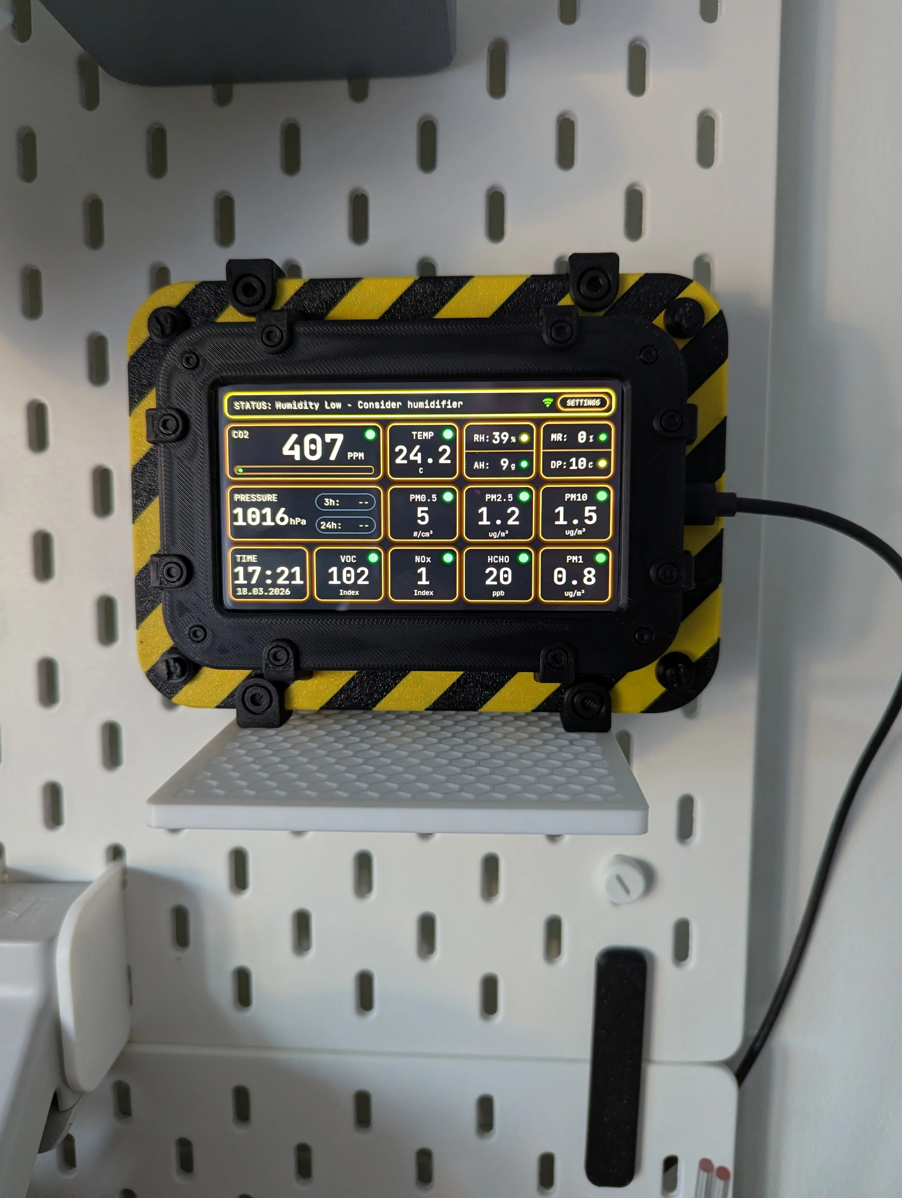 Mitch_in_Wilts’s working two-colour Aura AQ beside an IKEA Skadis board