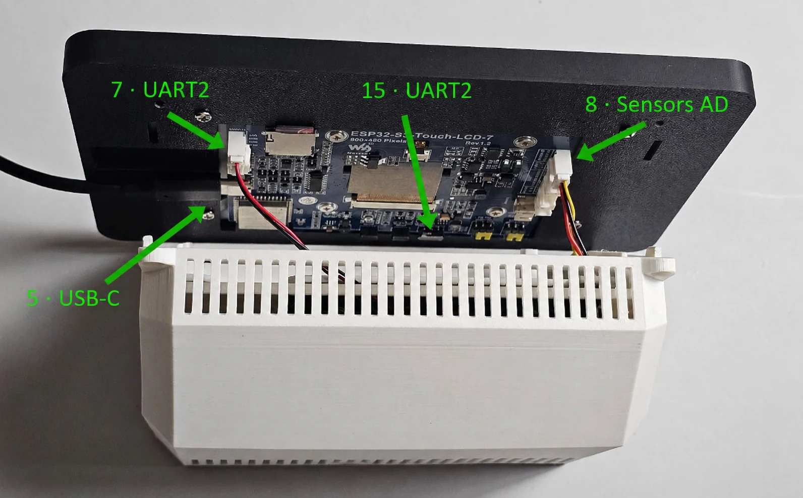 Adafruit-Verkabelung von Aura 7" vor dem Einschalten mit UART2-Anschluss 7, Sensors AD-Anschluss 8 und dem USB-Kabel im unteren Anschluss 5
