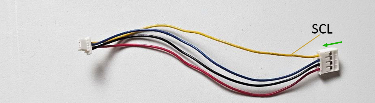 Four-pin I²C connector housing with the SCL contact marked for removal