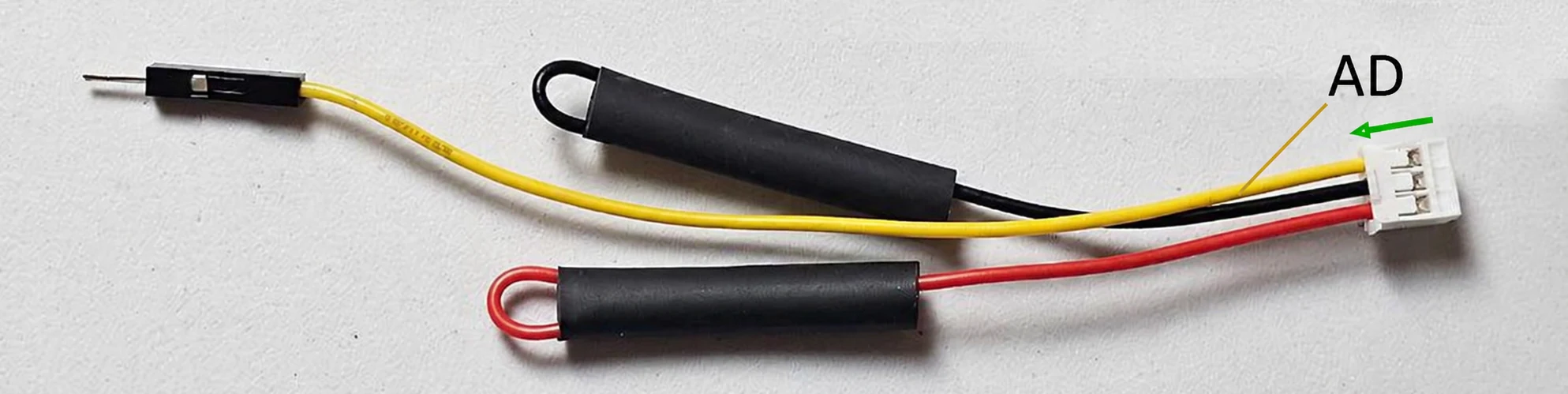 Nahaufnahme des dreipoligen Sensors AD-Gehäuses mit dem zum Herausnehmen markierten AD-Kontakt