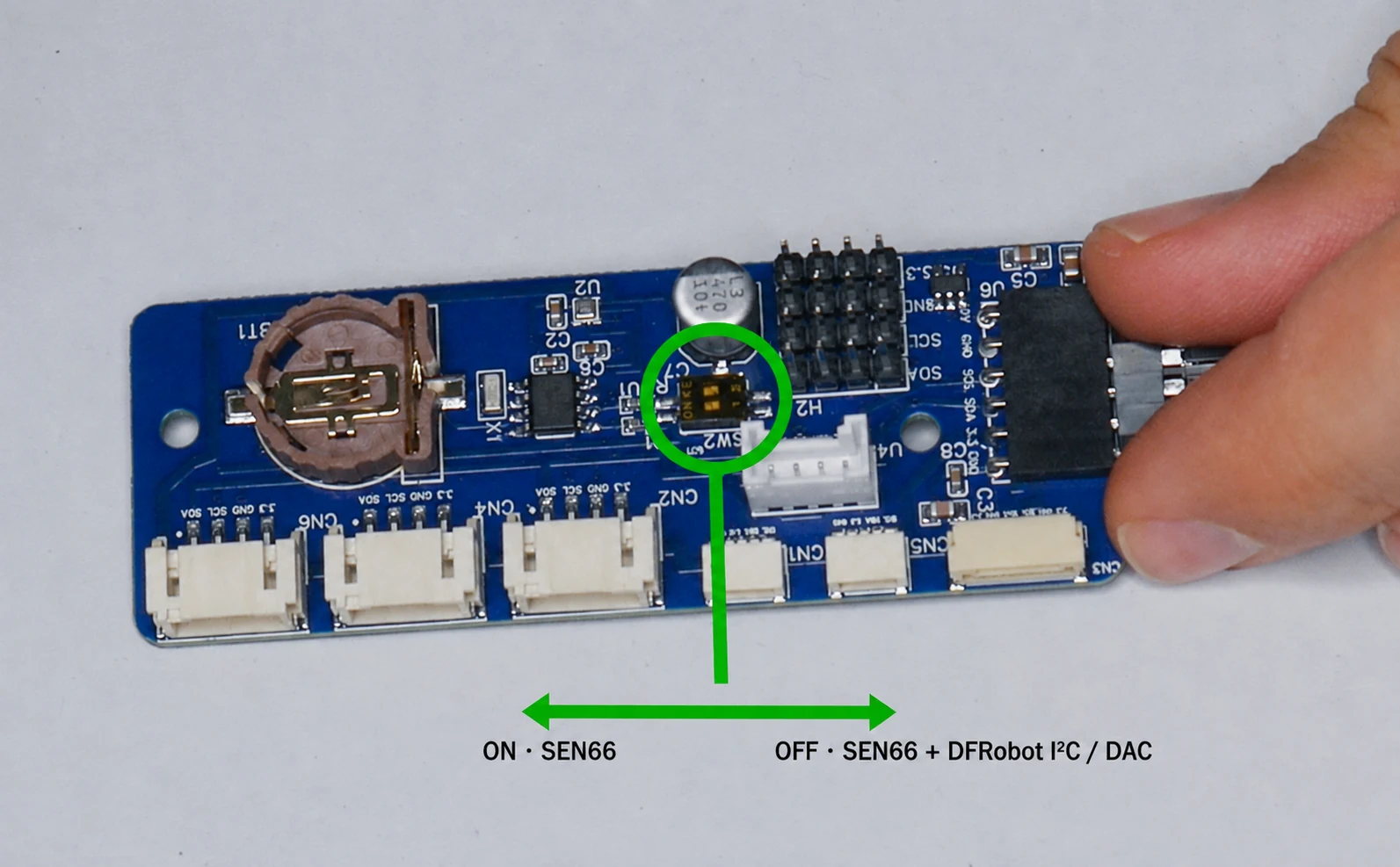 Positionen der I²C-Pull-up-Schalter auf der Aura PCB für eine Konfiguration nur mit SEN66 und für Konfigurationen mit einem DFRobot I²C-Modul einschließlich DAC